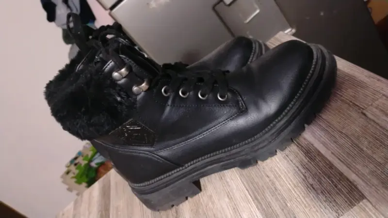 Botas de cuero negro con forro de piel sintética - 1