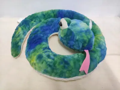 Almohada peluche en forma de serpiente azul y ve - miniatura 1
