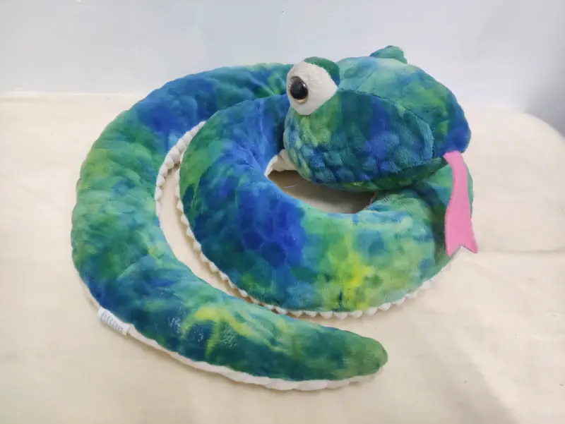 Almohada peluche en forma de serpiente azul y ve - 2