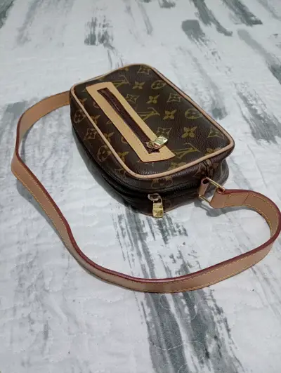 Bolso bandolera de marrón con monograma - miniatura 1