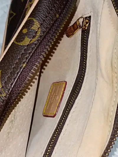 Bolso bandolera de marrón con monograma - miniatura 3
