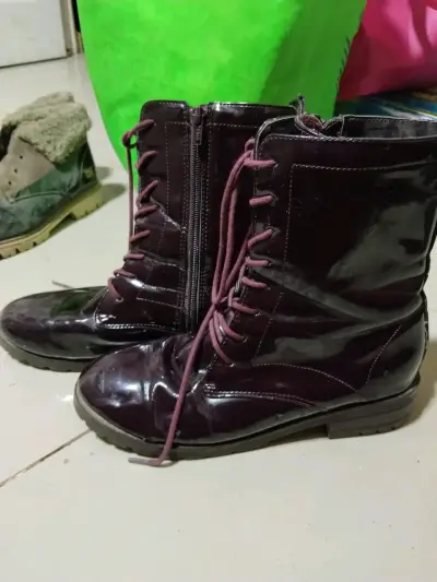 Botas de charol burdeos. - miniatura 1