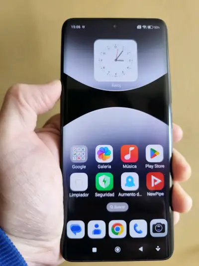 Smartphone Android con pantalla grande y apps - miniatura 1
