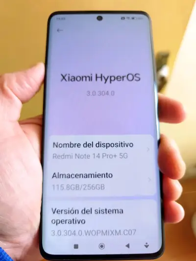 Smartphone Android con pantalla grande y apps - miniatura 3