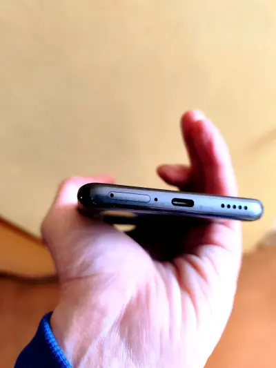 Smartphone Android con pantalla grande y apps - miniatura 4
