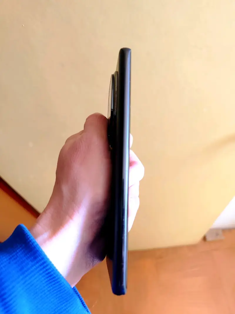 Smartphone Android con pantalla grande y apps - 5