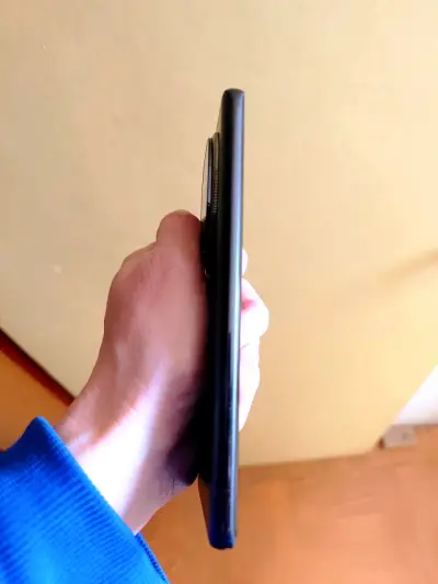 Smartphone Android con pantalla grande y apps - miniatura 5