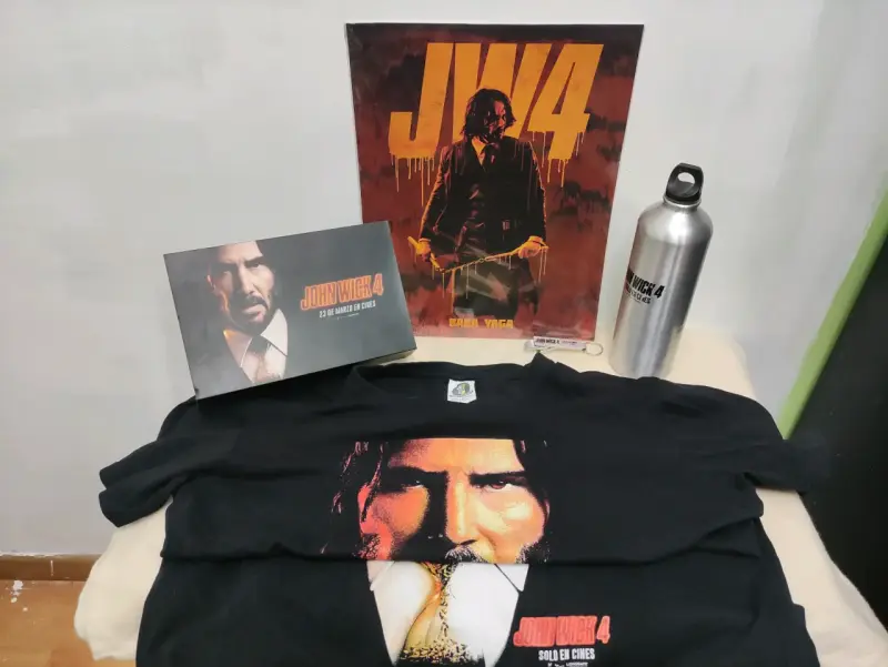 Pack promocional John Wick 4 con polera, botella y calendario - 2