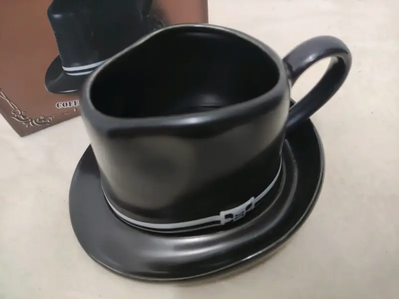 Taza de café en forma de sombrero negro - 1