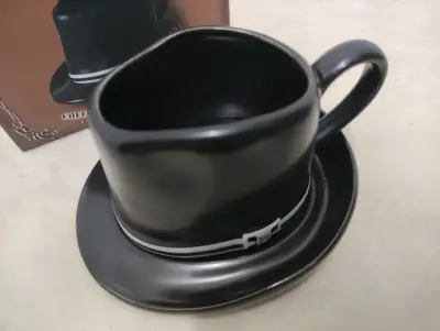 Taza de café en forma de sombrero negro - miniatura 1