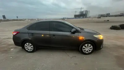 Toyota Yaris 2015 en buen estado - miniatura 2