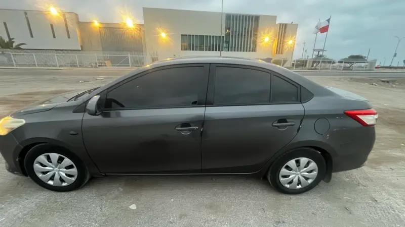 Toyota Yaris 2015 en buen estado - 3