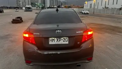 Toyota Yaris 2015 en buen estado - miniatura 4