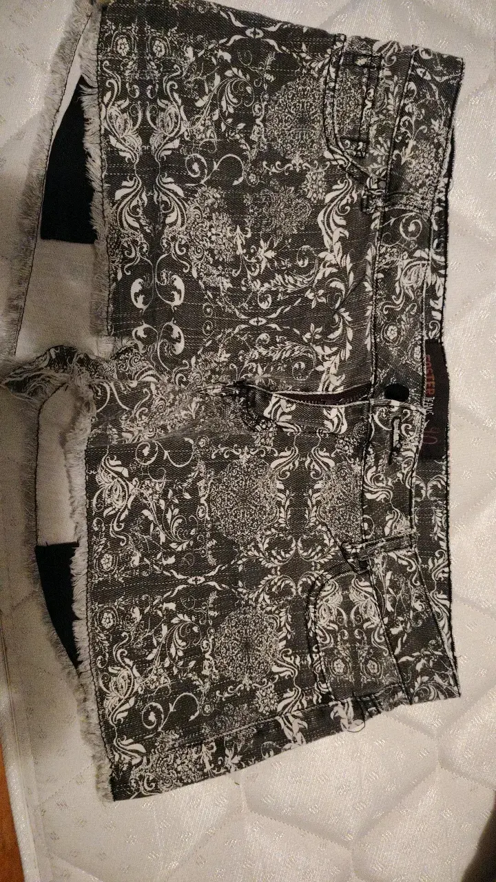 Shorts de mezclilla con diseño floral
