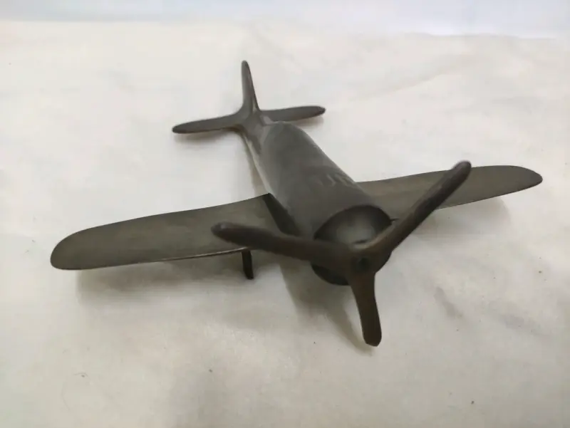 Figura de avión de metal hecho con balas - 1