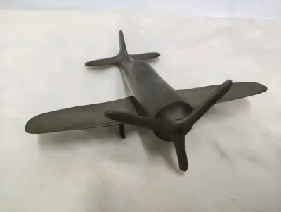 Figura de avión de metal hecho con balas - miniatura 1