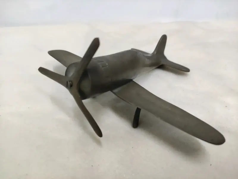 Figura de avión de metal hecho con balas - 2