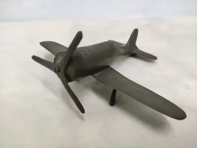 Figura de avión de metal hecho con balas - miniatura 2