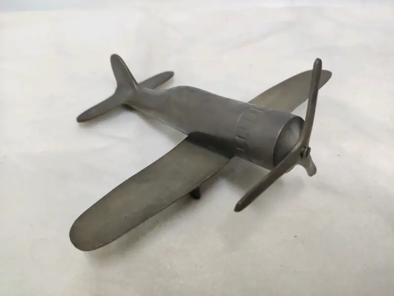 Figura de avión de metal hecho con balas - 3