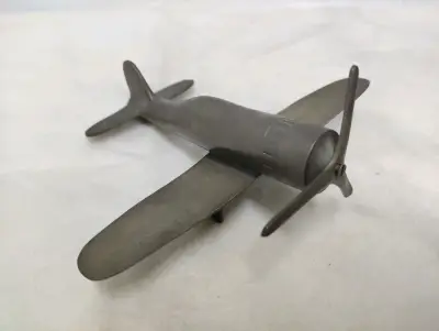 Figura de avión de metal hecho con balas - miniatura 3