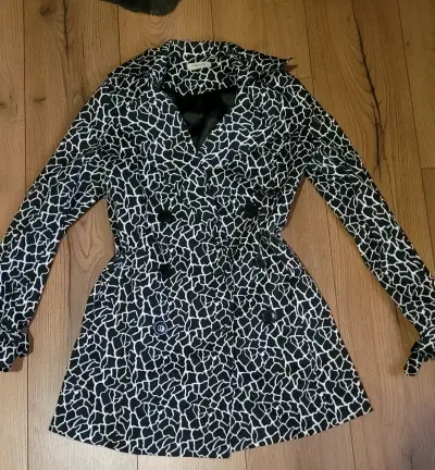 Abrigo estampado blanco y negro para mujer - miniatura 1