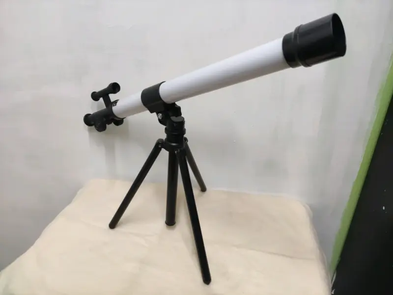 Telescopio astronómico con trípode ajustable