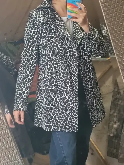 Abrigo estampado blanco y negro para mujer - miniatura 3