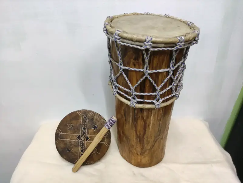 Tambor artesanal de madera con diseño étnico