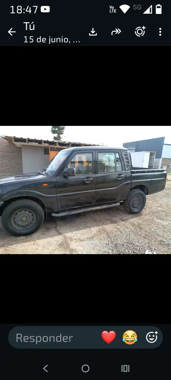 Camioneta pickup negra en buen estado - 1