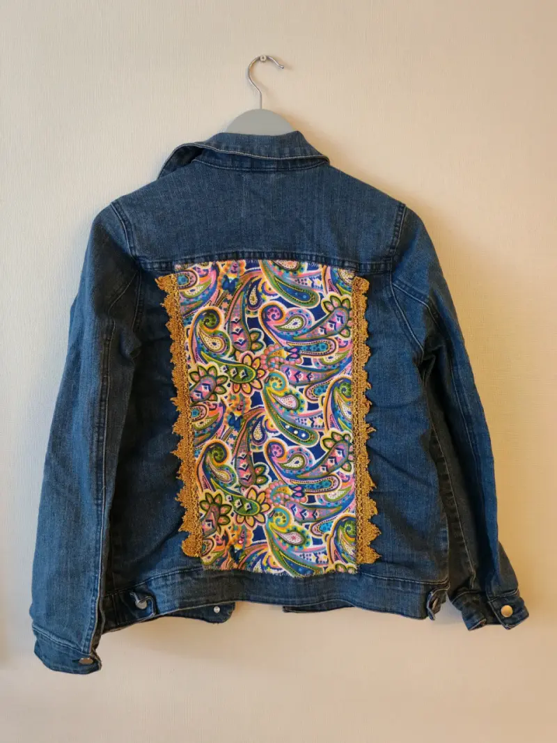 Chaqueta mezclilla con aplicaciones - 2