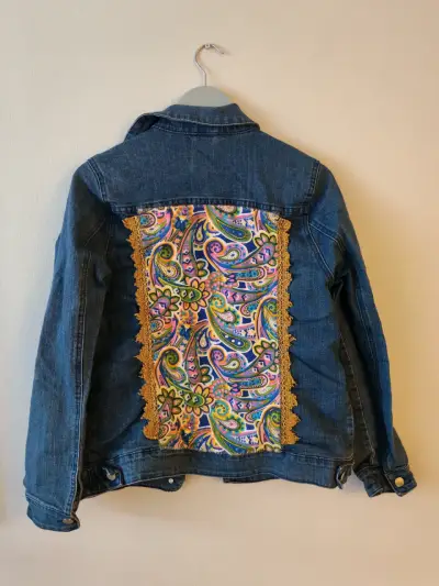 Chaqueta mezclilla con aplicaciones - miniatura 2