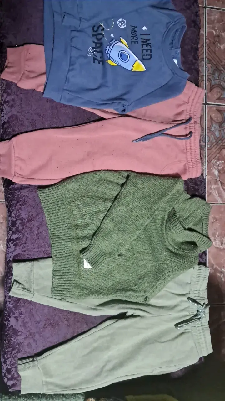 Conjunto de ropa infantil con polerón y pantalones - 1