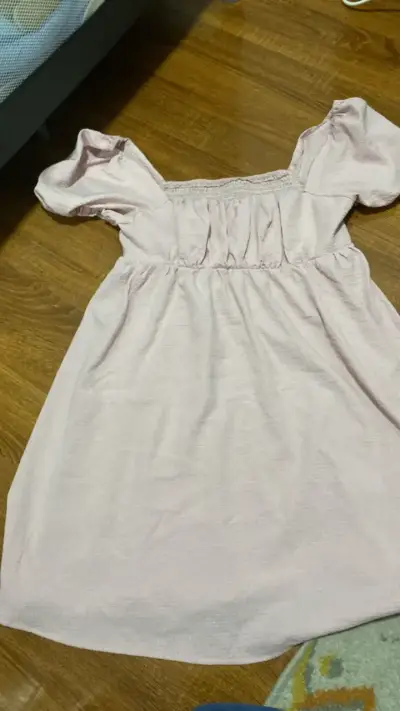 Vestido corto rosa con mangas abullonadas - miniatura 1