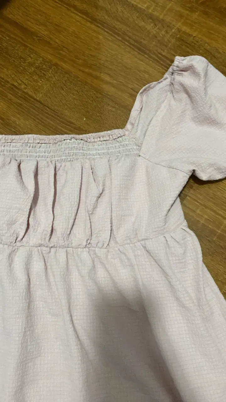 Vestido corto rosa con mangas abullonadas - 2