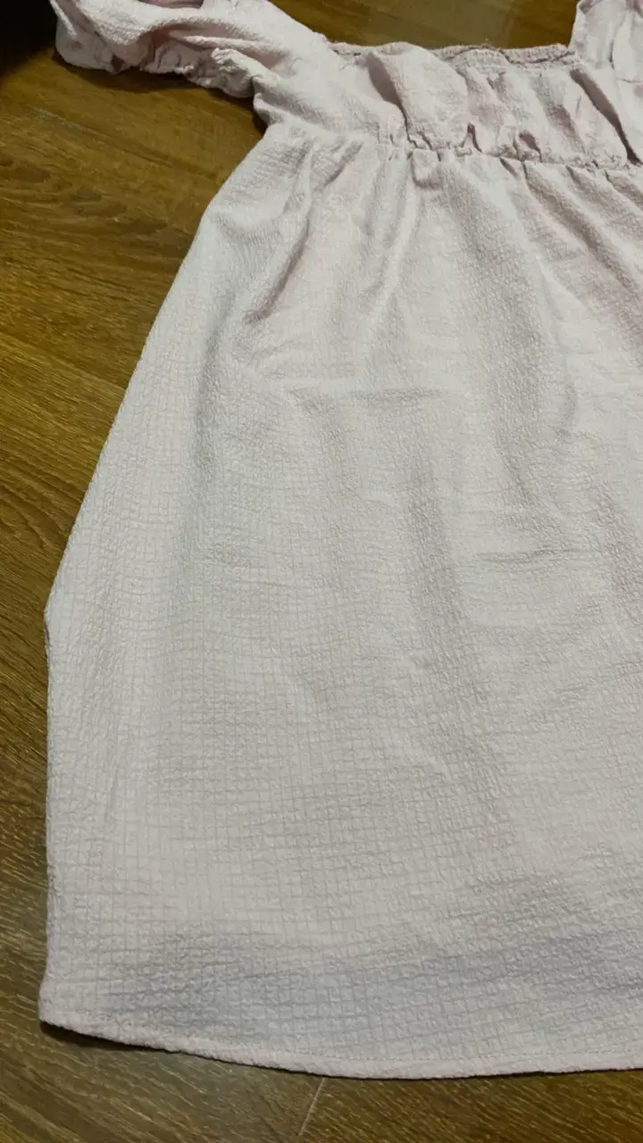Vestido corto rosa con mangas abullonadas - 3