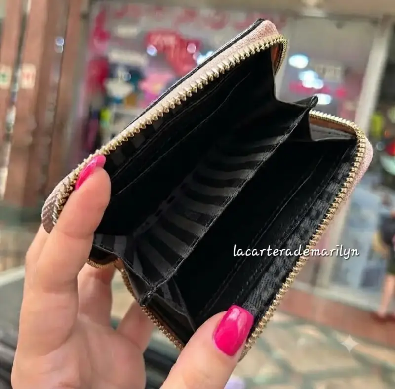 Billetera mini de mujer rosa con diseño acolchado - 2
