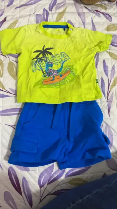 Conjunto infantil verde y azul con diseño de dinosaurio - miniatura 1