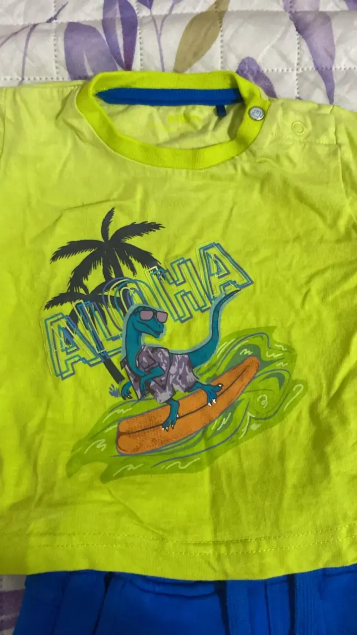 Conjunto infantil verde y azul con diseño de dinosaurio - 2