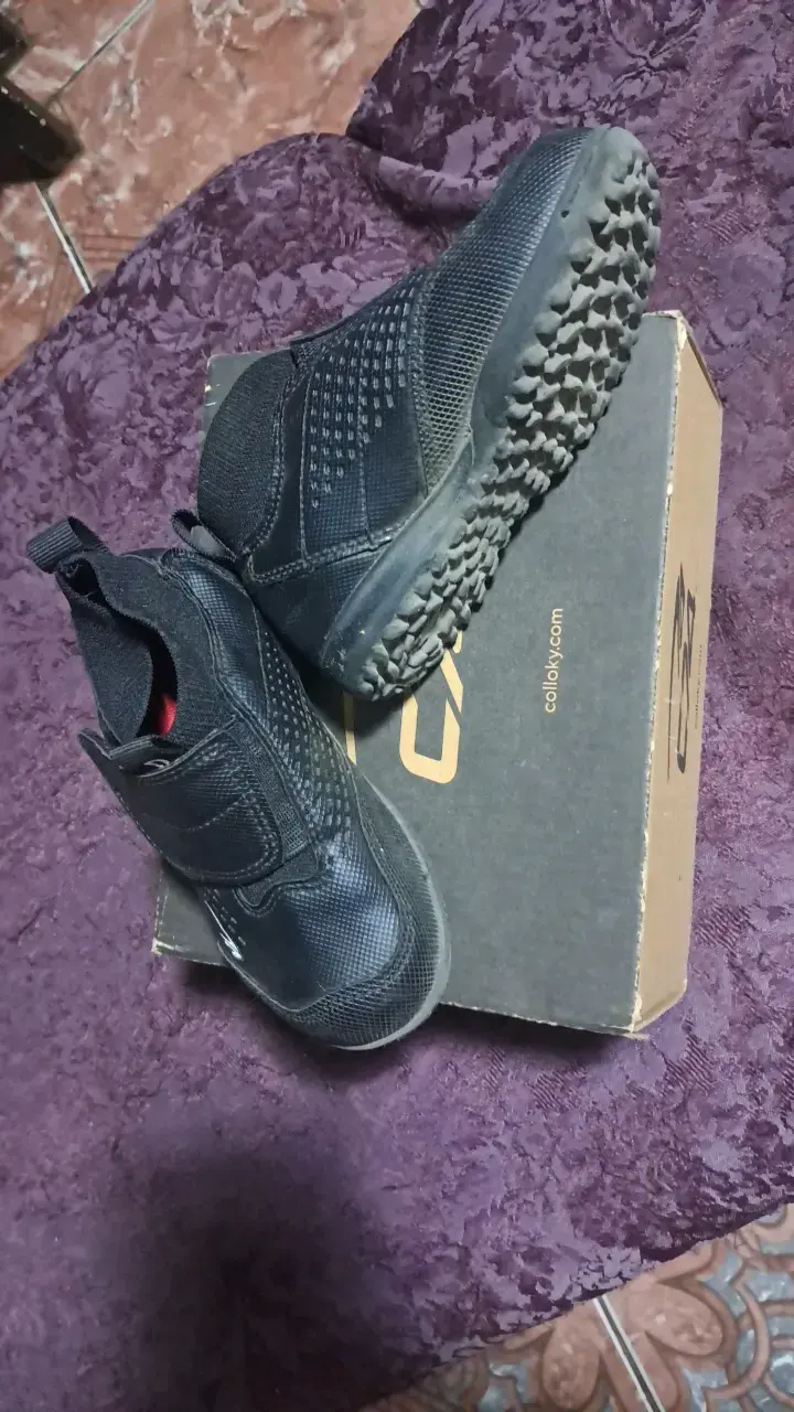 Botines deportivos negros para niños