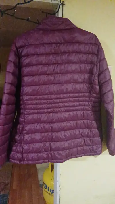 Chaqueta acolchada morada para mujer - miniatura 2