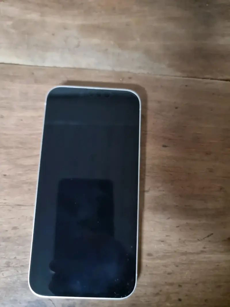 iPhone 13 Blanco en Buen Estado - 3