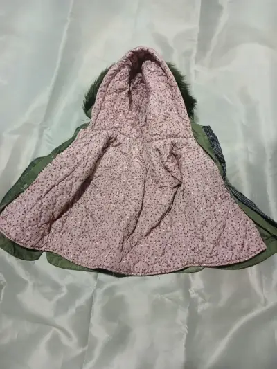 Parka infantil verde con capucha de piel sintética - miniatura 2