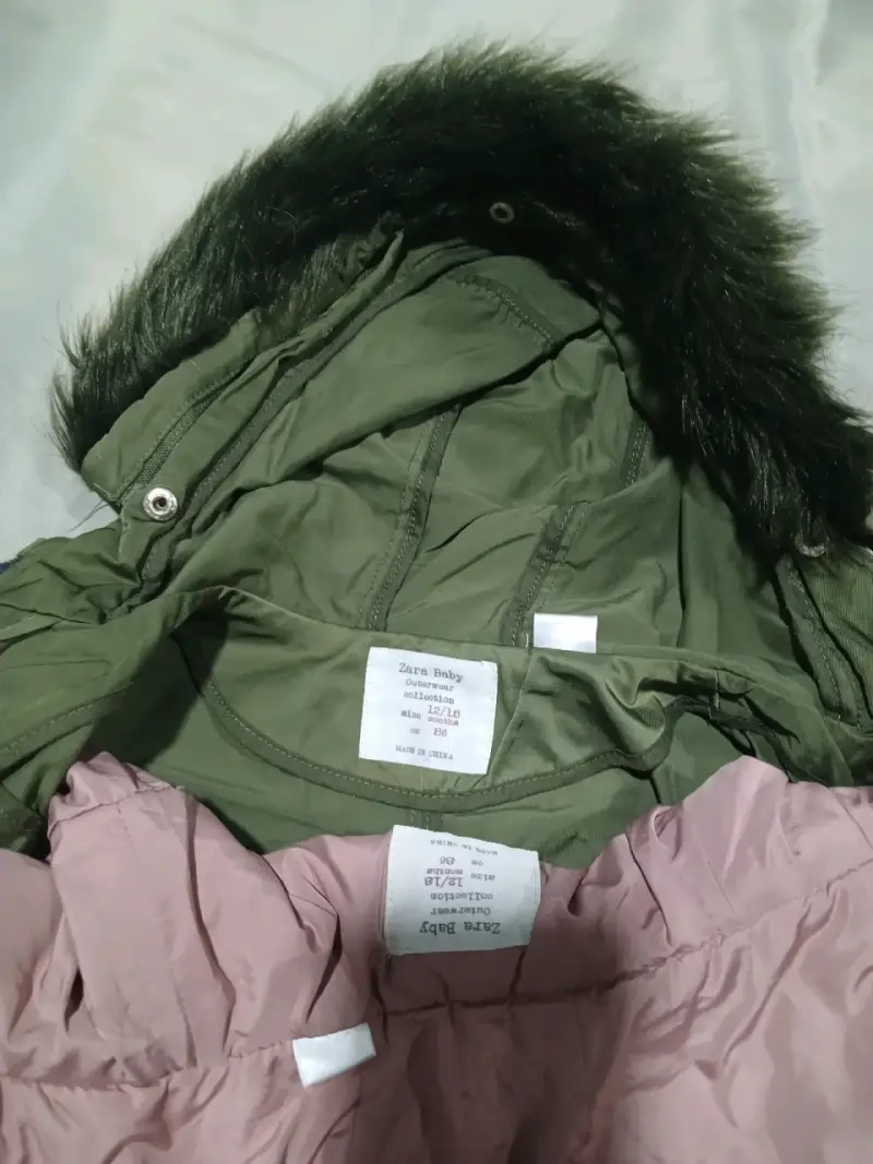 Parka infantil verde con capucha de piel sintética - 3