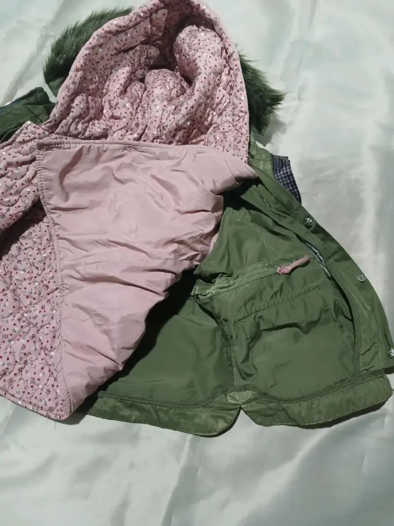 Parka infantil verde con capucha de piel sintética - 4