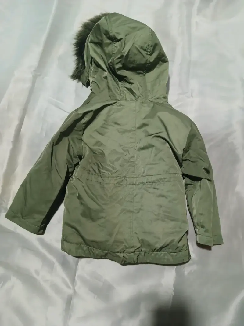 Parka infantil verde con capucha de piel sintética - 5