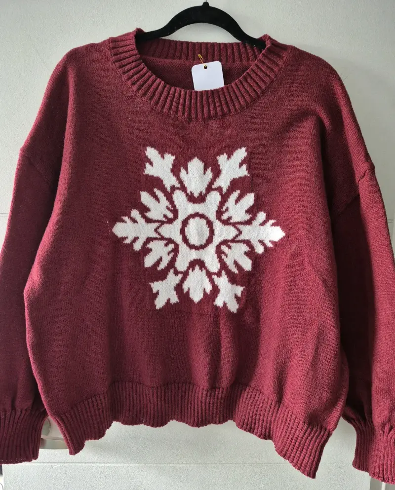 Suéter burdeo con diseño de copo de nieve