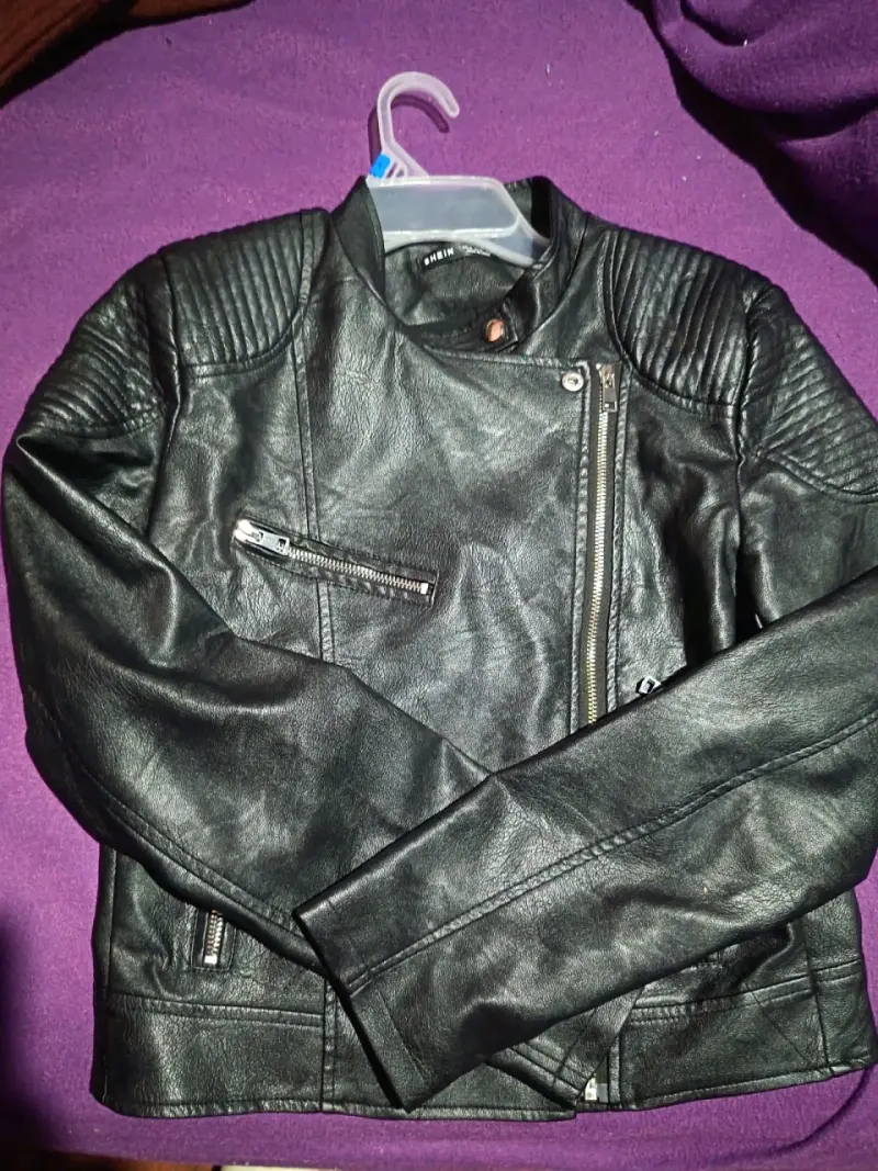 Chaqueta de cuero negra para mujer estilo biker - 1
