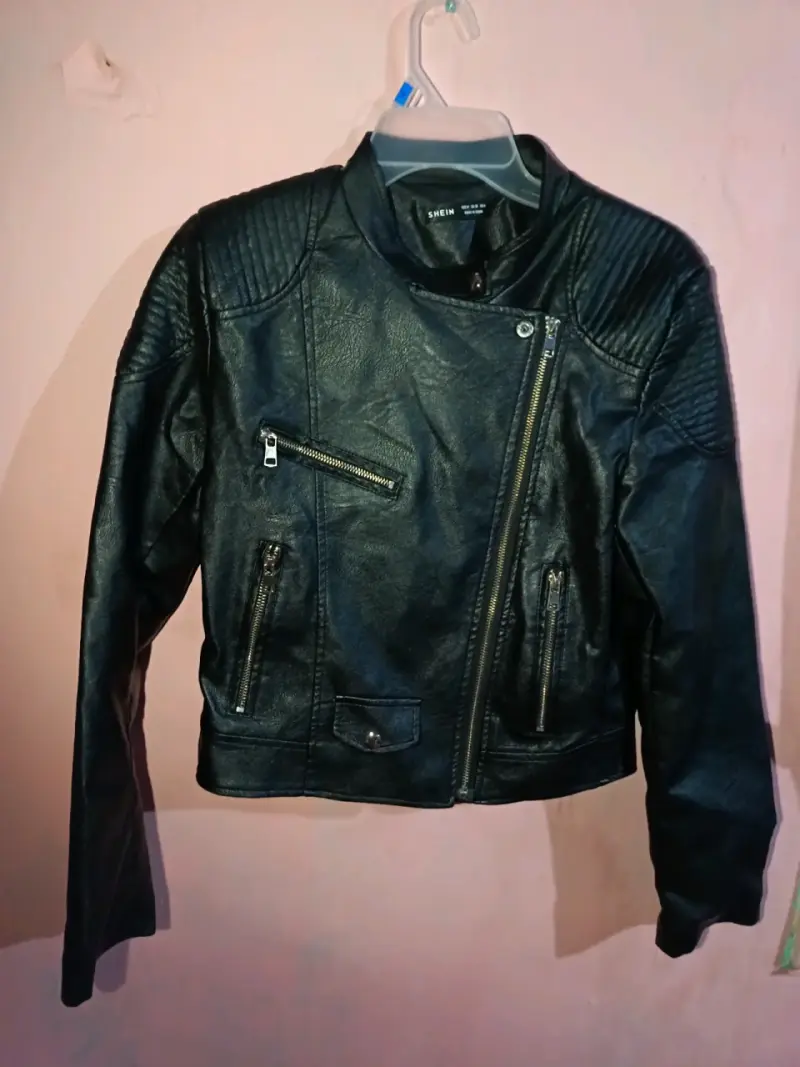 Chaqueta de cuero negra para mujer estilo biker - 2