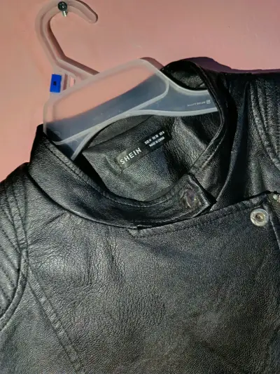 Chaqueta de cuero negra para mujer estilo biker - miniatura 3