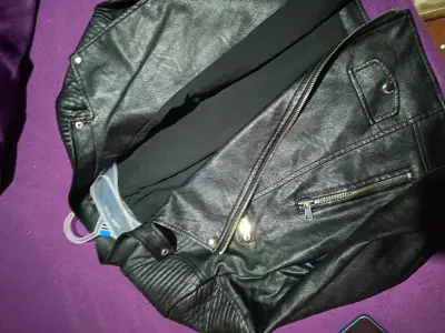 Chaqueta de cuero negra para mujer estilo biker - miniatura 4